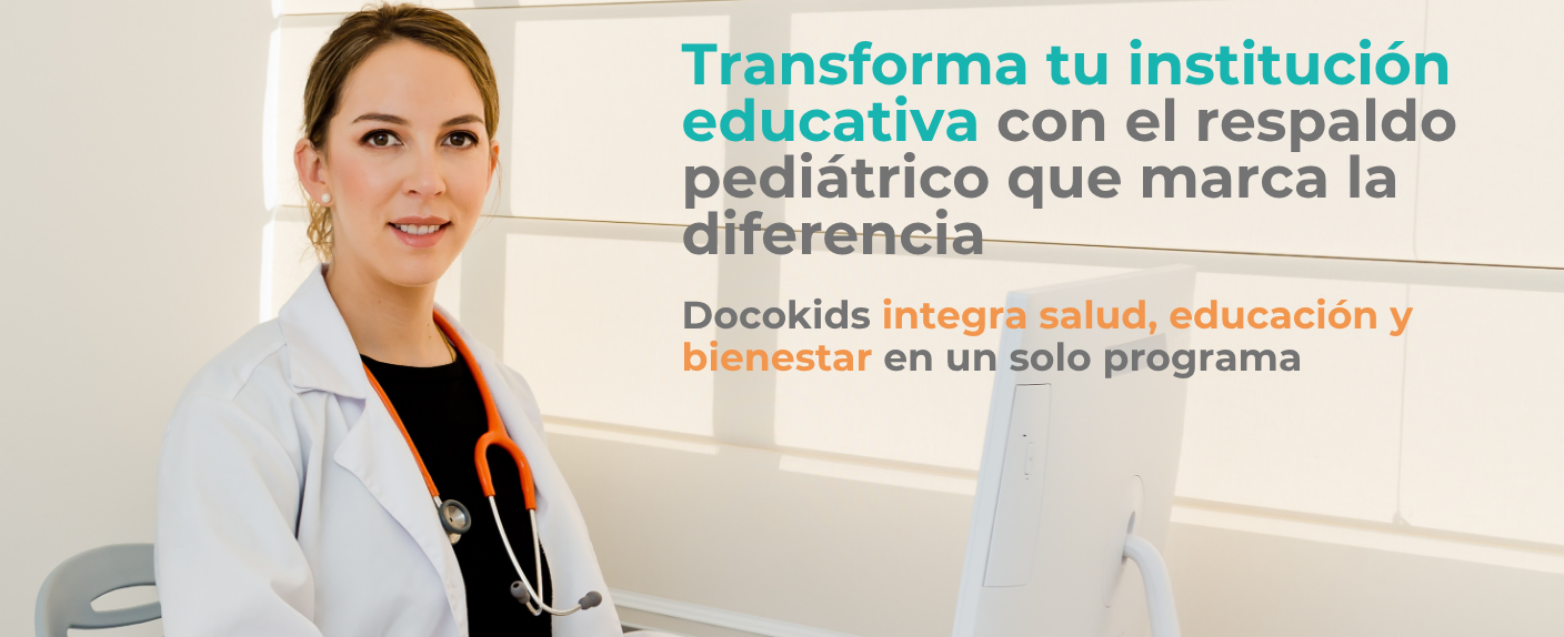 Imagen de pediatra en su consultorio